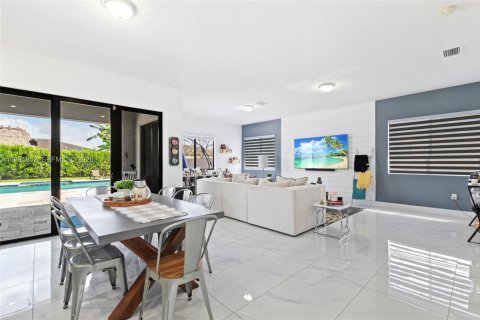 House in Miami, Florida 5 bedrooms, 245.54 sq.m. № 2058324 - photo 3