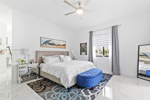 House in Miami, Florida 5 bedrooms, 245.54 sq.m. № 2058324 - photo 11
