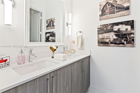 House in Miami, Florida 5 bedrooms, 245.54 sq.m. № 2058324 - photo 16