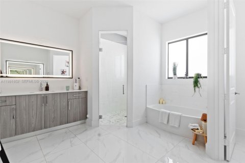 House in Miami, Florida 5 bedrooms, 245.54 sq.m. № 2058324 - photo 13