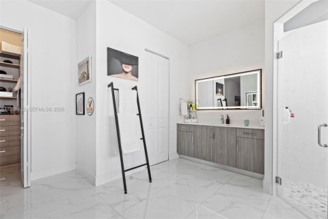 House in Miami, Florida 5 bedrooms, 245.54 sq.m. № 2058324 - photo 14