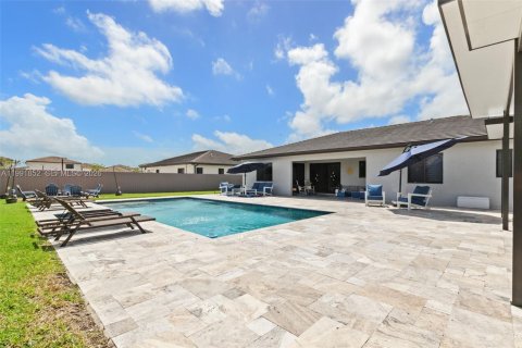 House in Miami, Florida 5 bedrooms, 245.54 sq.m. № 2058324 - photo 28