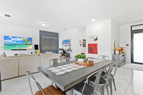 House in Miami, Florida 5 bedrooms, 245.54 sq.m. № 2058324 - photo 6