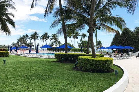 Condo in Miami Beach, Florida, 2 bedrooms  № 2058436 - photo 27