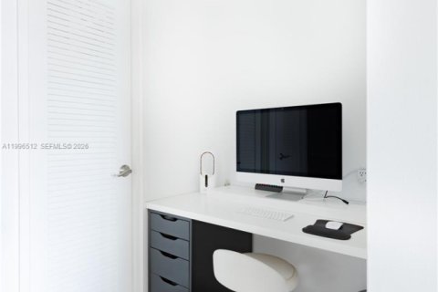 Condo in Miami Beach, Florida, 2 bedrooms  № 2058436 - photo 11