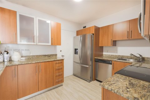 Condo in Miami Beach, Florida, 2 bedrooms  № 2058436 - photo 6