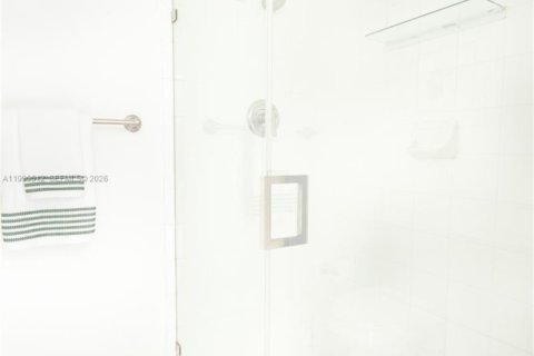 Condo in Miami Beach, Florida, 2 bedrooms  № 2058436 - photo 16