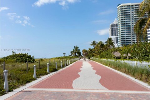 Condo in Miami Beach, Florida, 2 bedrooms  № 2058436 - photo 22