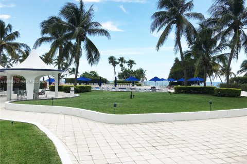 Condo in Miami Beach, Florida, 2 bedrooms  № 2058436 - photo 29