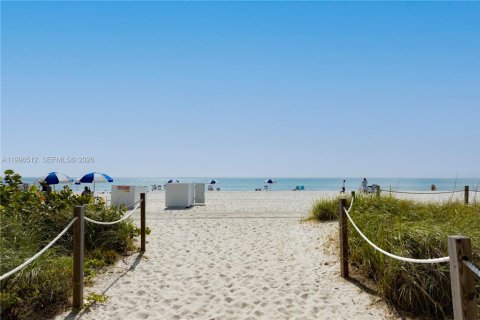 Condo in Miami Beach, Florida, 2 bedrooms  № 2058436 - photo 23