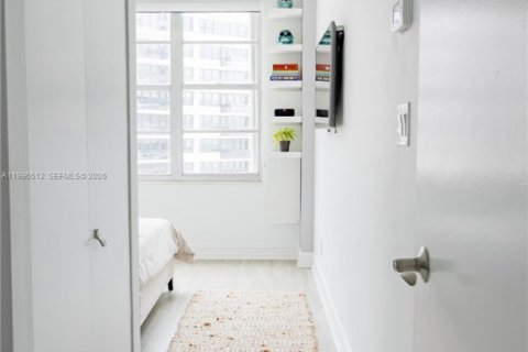 Condo in Miami Beach, Florida, 2 bedrooms  № 2058436 - photo 13