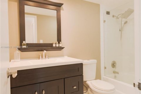 Condo in Miami Beach, Florida, 2 bedrooms  № 2058436 - photo 12