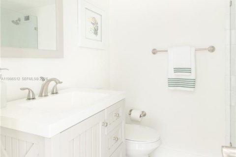 Condo in Miami Beach, Florida, 2 bedrooms  № 2058436 - photo 15