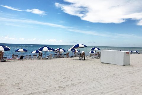 Condo in Miami Beach, Florida, 2 bedrooms  № 2058436 - photo 24