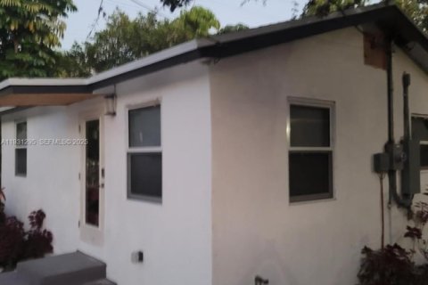 Casa en alquiler en Miami, Florida, 2 dormitorios, 78.97 m2 № 1989845 - foto 1