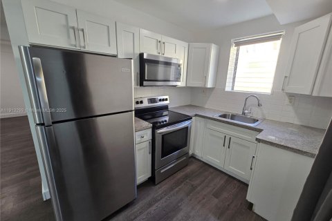 Copropriété à louer à Miami, Floride: 2 chambres, 1148.64 m2 № 1969412 - photo 8