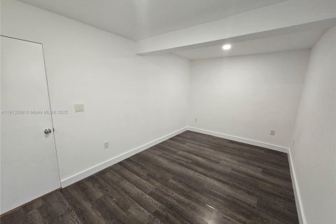 Copropriété à louer à Miami, Floride: 2 chambres, 1148.64 m2 № 1969412 - photo 15