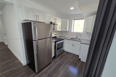 Copropriété à louer à Miami, Floride: 2 chambres, 1148.64 m2 № 1969412 - photo 9