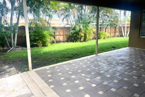 Снять в аренду виллу или дом в Пемброк-Пайнс, Флорида 3 спальни, 126.72м2, № 1950788 - фото 4