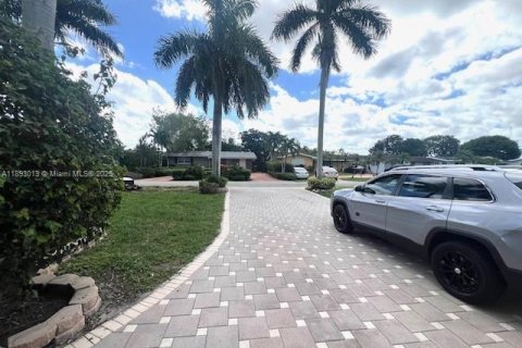 Снять в аренду виллу или дом в Пемброк-Пайнс, Флорида 3 спальни, 126.72м2, № 1950788 - фото 30