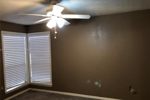 Снять в аренду таунхаус в Винтер-Парк, Флорида 3 спальни, 125.42м2, № 1998886 - фото 8