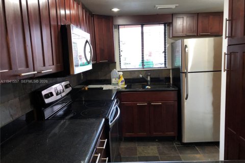 Снять в аренду таунхаус в Винтер-Парк, Флорида 3 спальни, 125.42м2, № 1998886 - фото 7