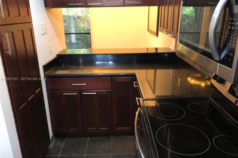 Снять в аренду таунхаус в Винтер-Парк, Флорида 3 спальни, 125.42м2, № 1998886 - фото 17