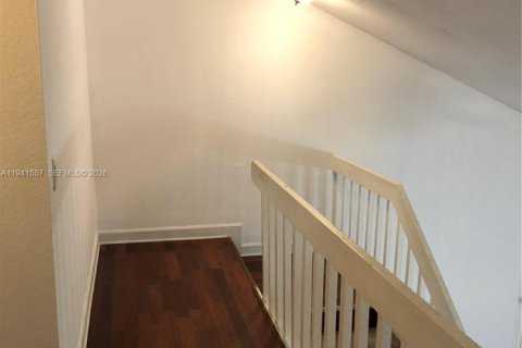 Снять в аренду таунхаус в Винтер-Парк, Флорида 3 спальни, 125.42м2, № 1998886 - фото 13