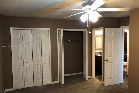 Снять в аренду таунхаус в Винтер-Парк, Флорида 3 спальни, 125.42м2, № 1998886 - фото 9