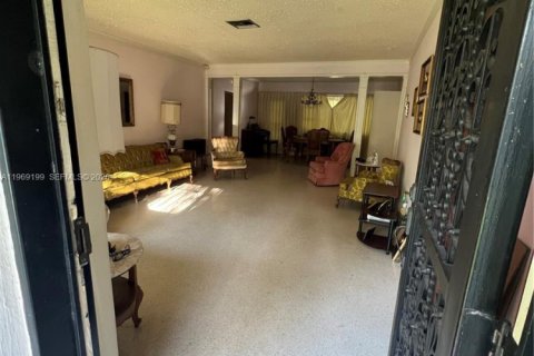 House in Coral Gables, Florida 2 bedrooms, 118.54 sq.m. № 2031135 - photo 3