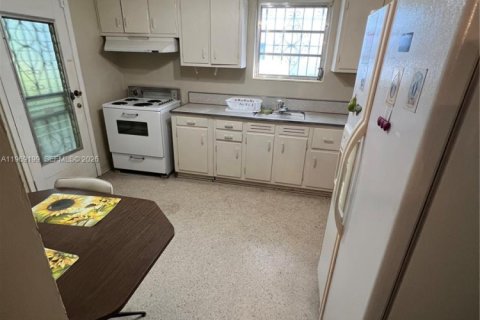 House in Coral Gables, Florida 2 bedrooms, 118.54 sq.m. № 2031135 - photo 15