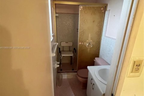 House in Coral Gables, Florida 2 bedrooms, 118.54 sq.m. № 2031135 - photo 14