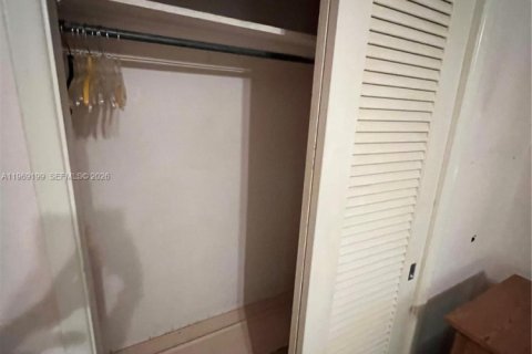 House in Coral Gables, Florida 2 bedrooms, 118.54 sq.m. № 2031135 - photo 11