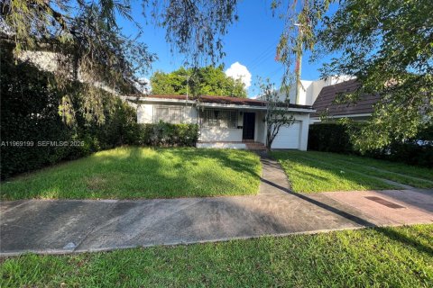 House in Coral Gables, Florida 2 bedrooms, 118.54 sq.m. № 2031135