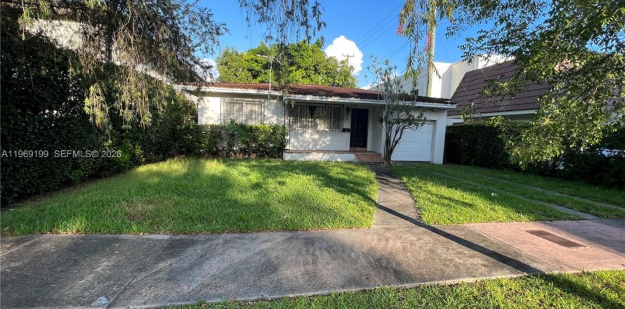 House in Coral Gables, Florida 2 bedrooms, 118.54 sq.m. № 2031135