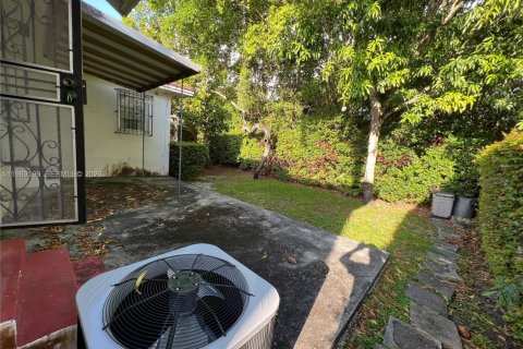 House in Coral Gables, Florida 2 bedrooms, 118.54 sq.m. № 2031135 - photo 18