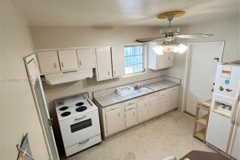 House in Coral Gables, Florida 2 bedrooms, 118.54 sq.m. № 2031135 - photo 16