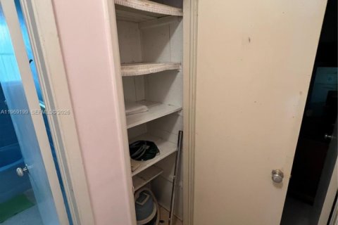 House in Coral Gables, Florida 2 bedrooms, 118.54 sq.m. № 2031135 - photo 8