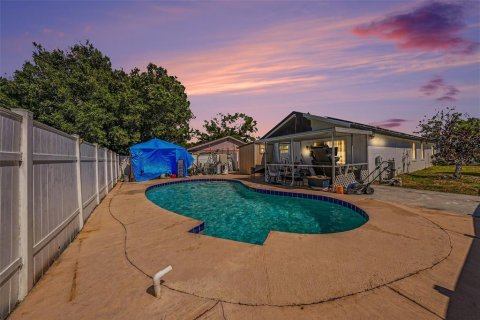 Casa en venta en Tampa, Florida, 3 dormitorios, 145.48 m2 № 2093998 - foto 2