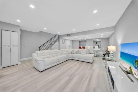 Touwnhouse à louer à Hallandale Beach, Floride: 2 chambres, 167.04 m2 № 1982466 - photo 3