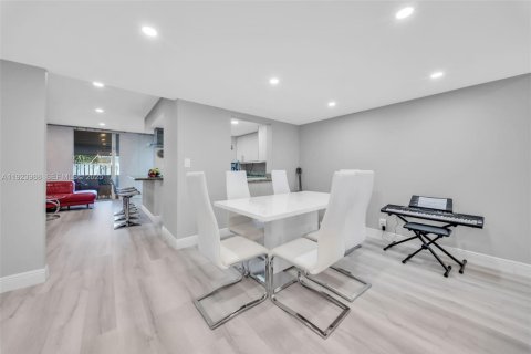 Touwnhouse à louer à Hallandale Beach, Floride: 2 chambres, 167.04 m2 № 1982466 - photo 4