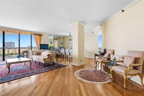 Снять в аренду кондоминиум в Авентура, Флорида 2 спальни, 219.25м2, № 2246545 - фото 3