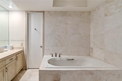 Снять в аренду кондоминиум в Авентура, Флорида 2 спальни, 219.25м2, № 2246545 - фото 26