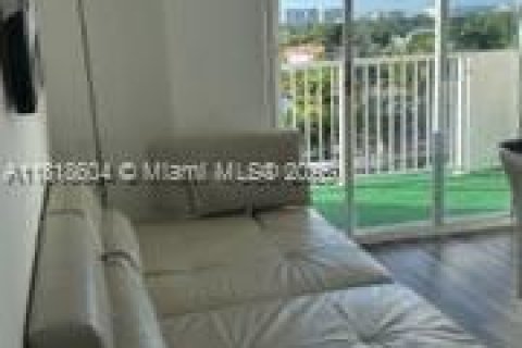 Condo in North Miami, Florida, 2 bedrooms  № 1781873 - photo 8
