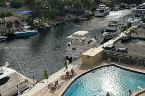 Condo in North Miami, Florida, 2 bedrooms  № 1781873 - photo 3
