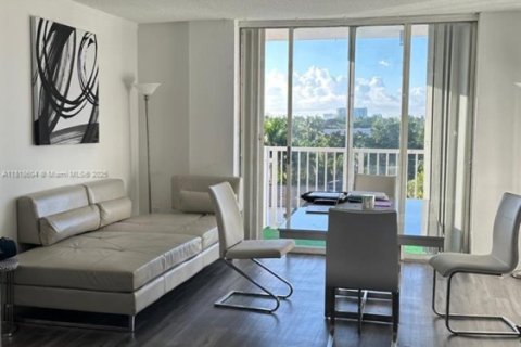 Condo in North Miami, Florida, 2 bedrooms  № 1781873 - photo 6