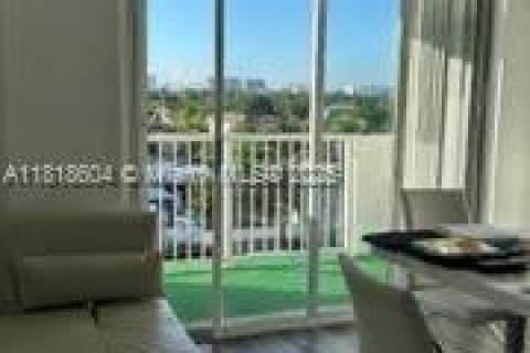Condo in North Miami, Florida, 2 bedrooms  № 1781873 - photo 7