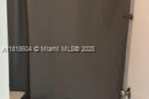 Condo in North Miami, Florida, 2 bedrooms  № 1781873 - photo 12