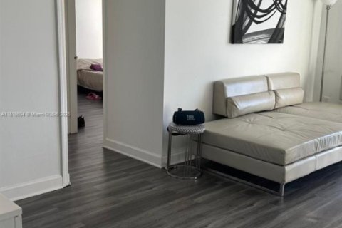 Condo in North Miami, Florida, 2 bedrooms  № 1781873 - photo 4