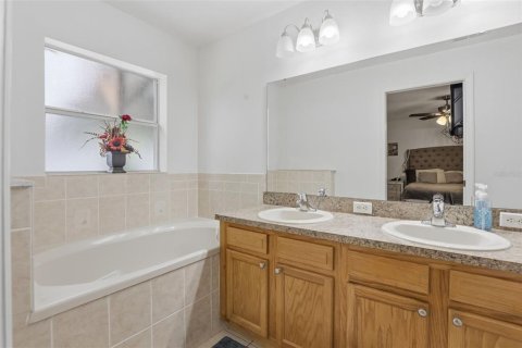 House in Orlando, Florida 4 bedrooms, 183.67 sq.m. № 2215876 - photo 11